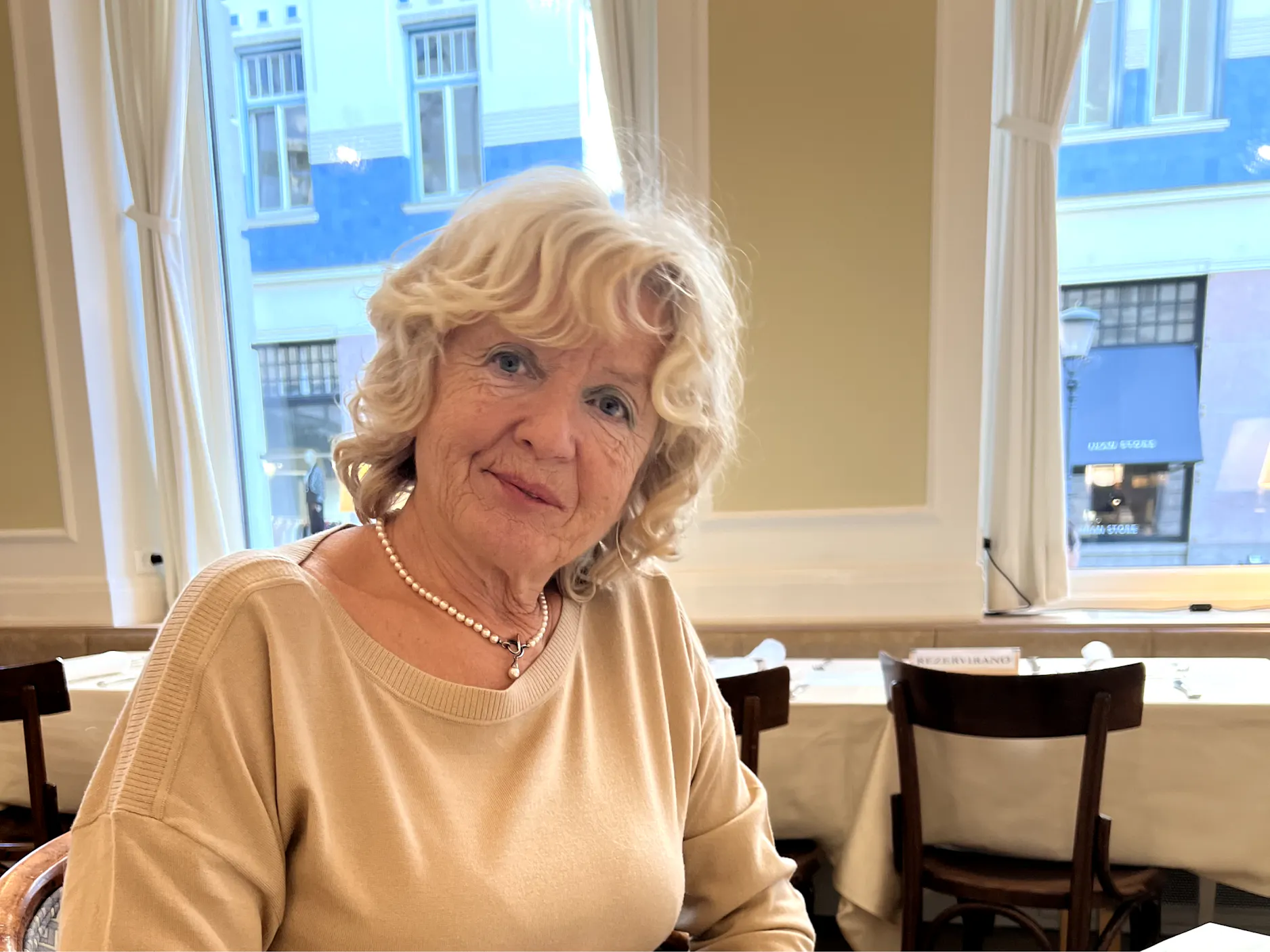 Darja Lovšin v restavraciji